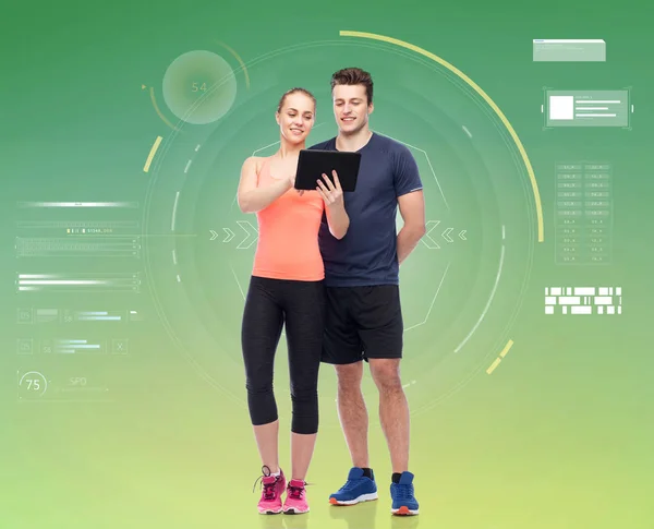 Lycklig sportig man och kvinna med TabletPC — Stockfoto