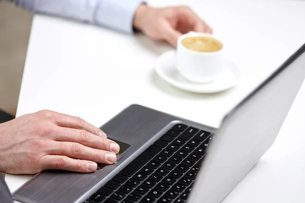 Primo piano di mani maschili con laptop e tazza di caffè — Foto Stock