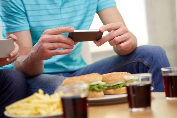 Amigos con smartphones tomando fotos de comida — Foto de Stock