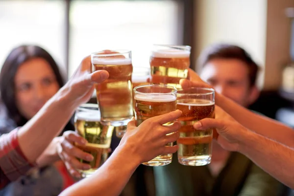 Amici felici che bevono birra al bar o pub — Foto Stock