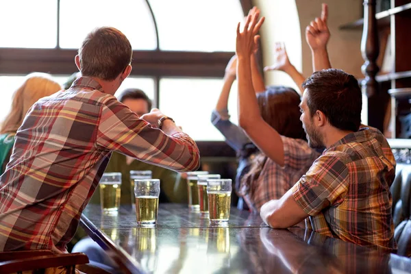 Aficionados al fútbol o amigos con cerveza en el bar deportivo —  Fotos de Stock