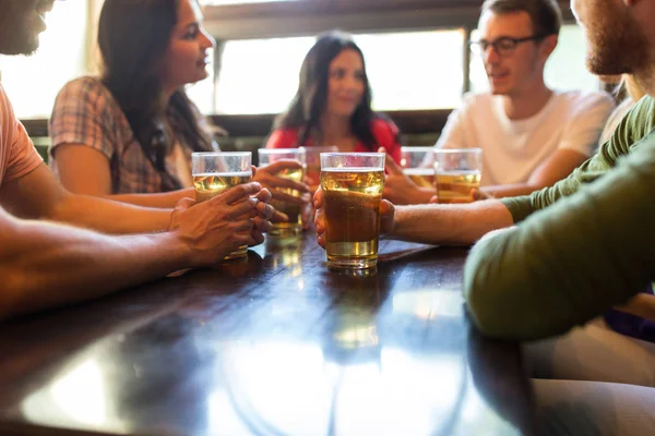 朋友喝啤酒在酒吧或酒馆 — 图库照片