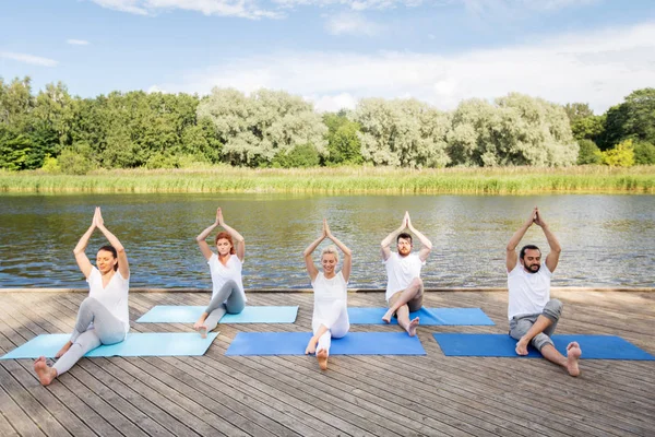 Люди делают йогу и медитируют на открытом воздухе — стоковое фото