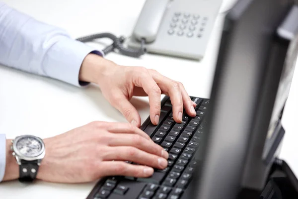 Κοντινό πλάνο της δακτυλογράφησης αρσενικών χεριών σε πληκτρολόγιο υπολογιστή Εικόνα Αρχείου