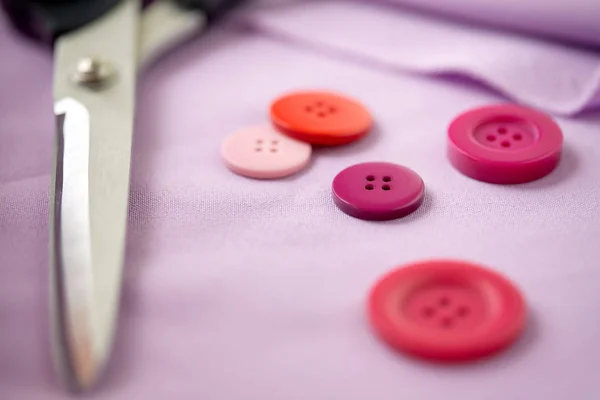 Tesoura, botões de costura e pano — Fotografia de Stock