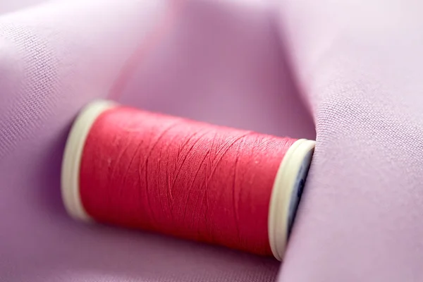 Czerwona nić szpuli na tkaniny — Zdjęcie stockowe