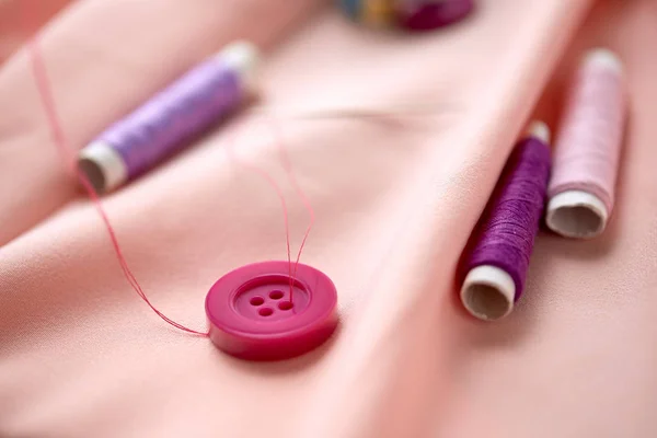 Do szycia przyciski, szpule nici i tkaniny — Zdjęcie stockowe