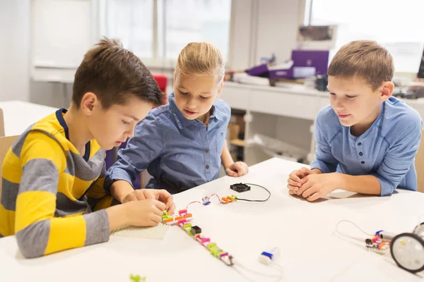 Niños felices construyendo robots en la escuela de robótica —  Fotos de Stock