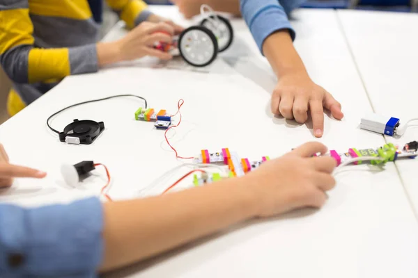 Anak-anak dengan peralatan bangunan di sekolah robotika — Stok Foto