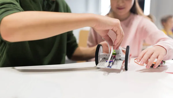 Crianças felizes construindo robôs na escola de robótica — Fotografia de Stock