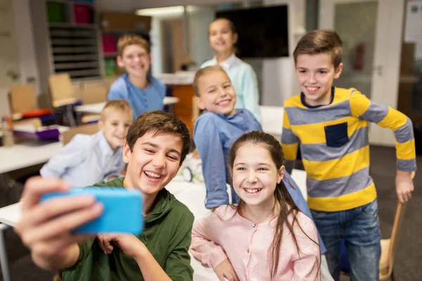 Gruppo di scolari che scattano selfie con smartphone — Foto Stock