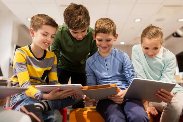학교에 태블릿 PC 가 있는 행복 한 아이들의 그룹 — 스톡 사진