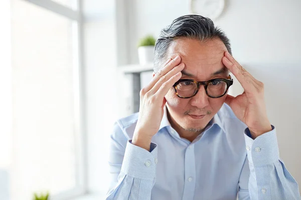 Ansioso hombre de negocios con anteojos en la oficina —  Fotos de Stock