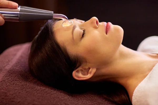 Woman having hydradermie facial treatment in spa — Stock Photo, Image