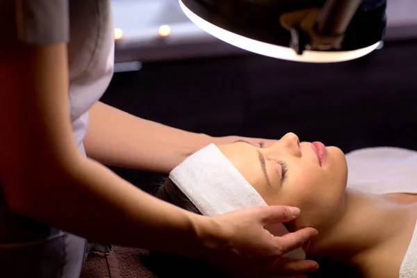 Beautician doing face massage to woman at spa — Stock Photo, Image