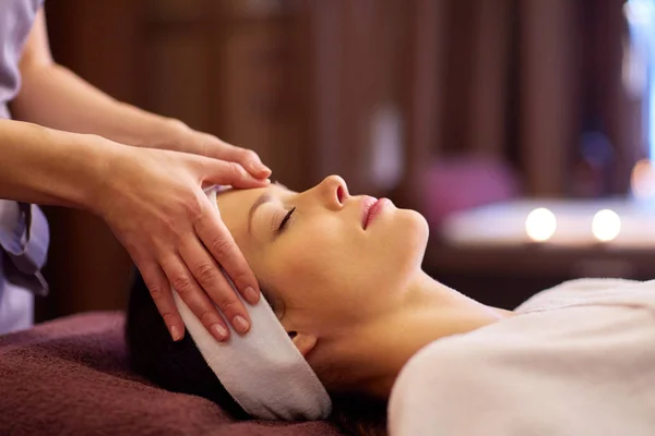 Femme ayant visage et tête massage au spa — Photo