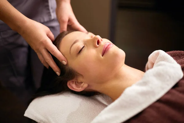 Жінка має масаж голови в спа-центрі — стокове фото