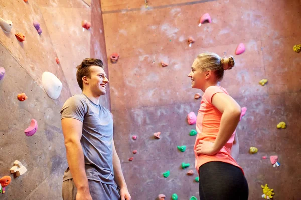 Adam ve kadın kapalı spor salonu duvara tırmanma söz — Stok fotoğraf