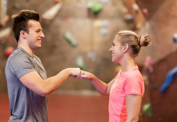 Man and woman exercising at indoor climbing gym — Stock Photo, Image