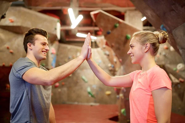 Feliz hombre y mujer en interior escalada gimnasio pared —  Fotos de Stock