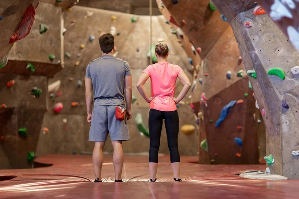 Mann und Frau trainieren in Kletterhalle — Stockfoto