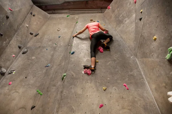 Mujer joven haciendo ejercicio en el gimnasio de escalada interior —  Fotos de Stock