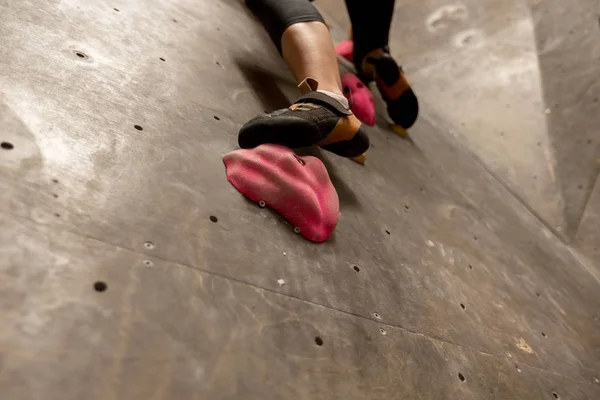 Pé de mulher exercitando no ginásio de escalada indoor — Fotografia de Stock