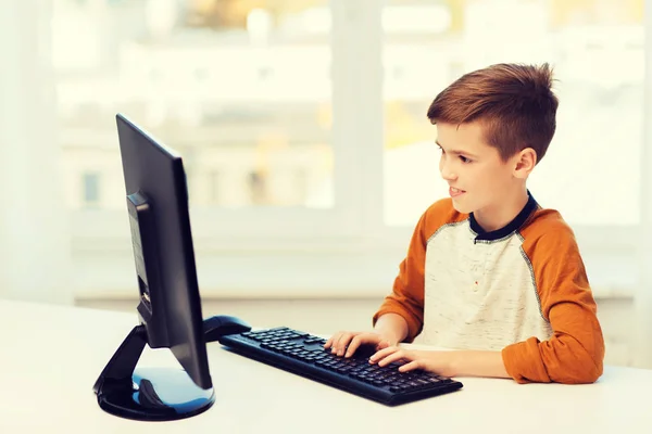自宅のコンピューターを持つ少年の笑顔 — ストック写真