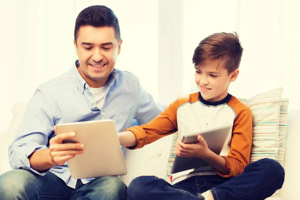Lycklig far och son med TabletPC hemma — Stockfoto