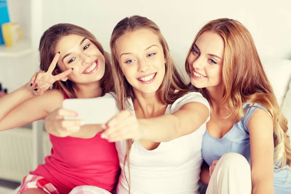 Genç kız evde selfie alarak smartphone ile — Stok fotoğraf