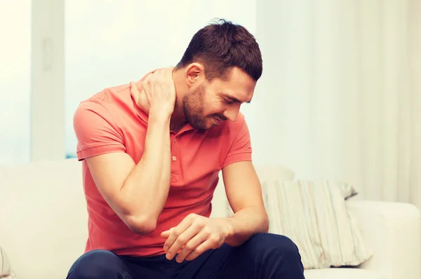 Bărbat nefericit care suferă de dureri de gât acasă — Fotografie, imagine de stoc