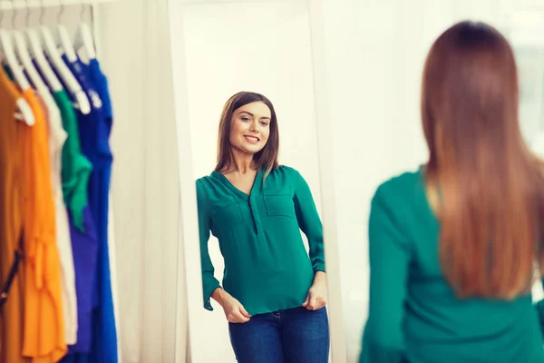 Gelukkige vrouw die zich voordeed op de spiegel in huis garderobe — Stockfoto