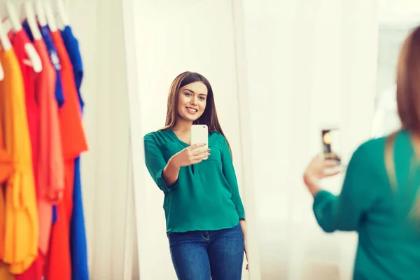 Donna con smartphone scattare selfie specchio a casa — Foto Stock