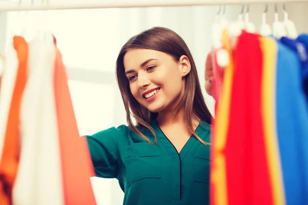 Gelukkige vrouw kiezen kleding thuis kledingkast — Stockfoto