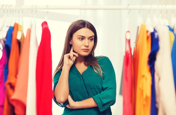 Femme choisir des vêtements à la maison garde-robe — Photo