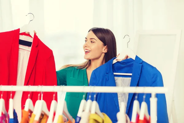 Gelukkige vrouw kiezen kleding thuis kledingkast — Stockfoto