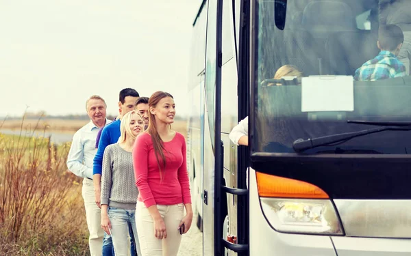 Grupo de pasajeros felices abordando el autobús de viaje — Foto de Stock