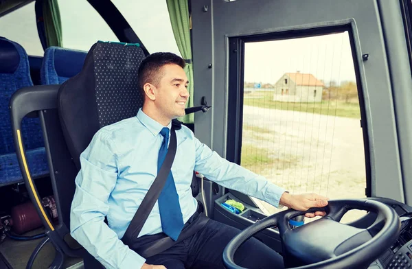 Motorista feliz falando com microfone e ônibus de condução — Fotografia de Stock