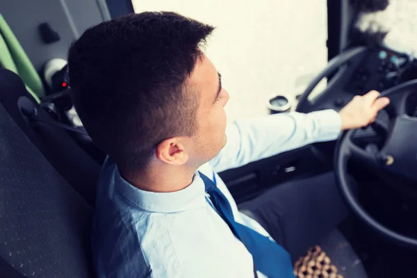 Primo piano del conducente che guida un autobus passeggeri — Foto Stock