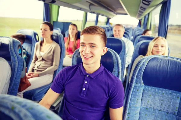 Χαρούμενος νεαρός άνδρας κάθεται σε ταξίδια λεωφορείο ή τρένο — Φωτογραφία Αρχείου