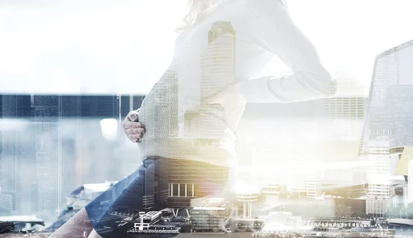 Schwangere Geschäftsfrau sitzt im Büro am Tisch — Stockfoto