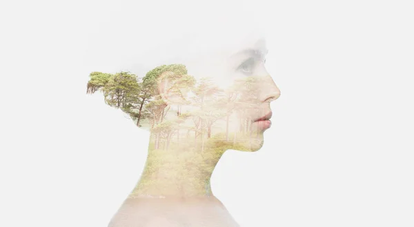 Güzel, genç bir kadının yüzü doğal arka plan üzerinde — Stok fotoğraf