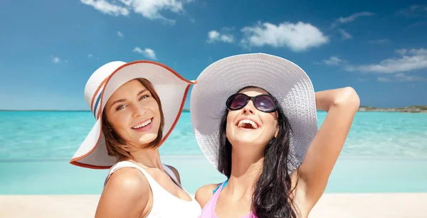 Yaz plaj şapkaları mutlu genç kadınlarda — Stok fotoğraf