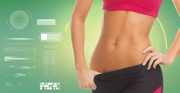 Primer plano de la mujer deportiva abdomen sobre verde —  Fotos de Stock