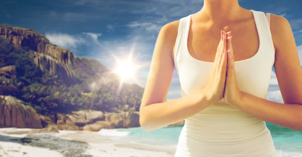 Närbild av kvinna gör yoga på stranden — Stockfoto