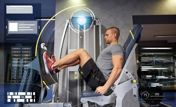 Homem flexionando músculos da perna na máquina de ginásio — Fotografia de Stock