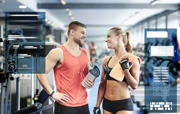 Ler man och kvinna talar i gym — Stockfoto