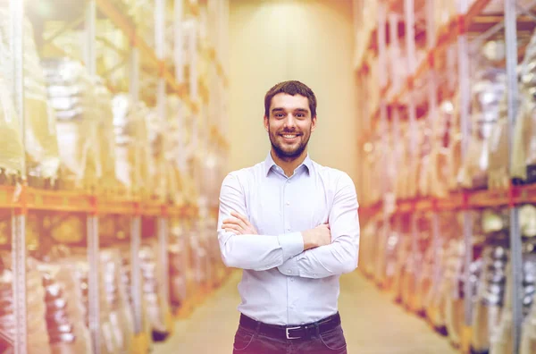 Gelukkig man in magazijn — Stockfoto