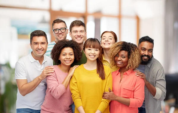 Internationale Gruppe glücklich lächelnder Menschen — Stockfoto