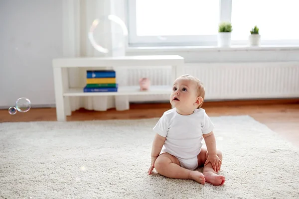 Ευτυχισμένο μωρό με φυσαλίδες σαπουνιού στο σπίτι — Φωτογραφία Αρχείου